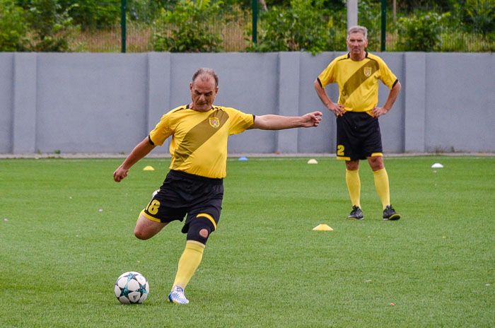 Group of people playing mini football Группа людей играющих в мини-футбол