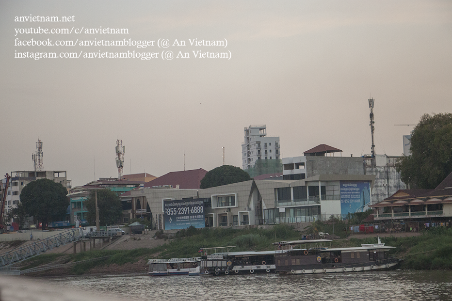 Du lịch Campuchia: thủ đô Phnom Penh nhìn từ dòng Mê Kông