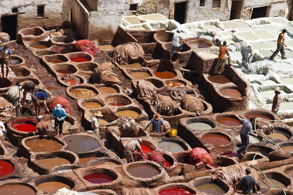 Os curtumes de couro em Fez no Marrocos