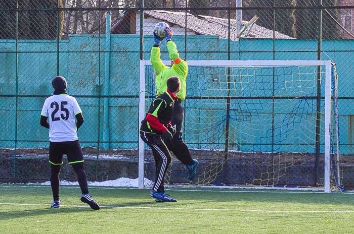 Group of people playing mini football Группа людей играющих в мини-футбол