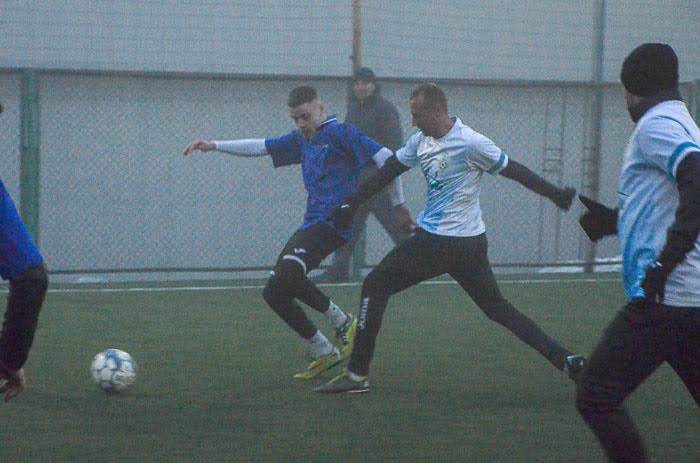 Group of people playing mini football Группа людей играющих в мини-футбол