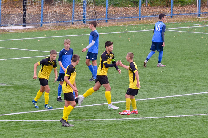 Group of people playing mini football Группа людей играющих в мини-футбол