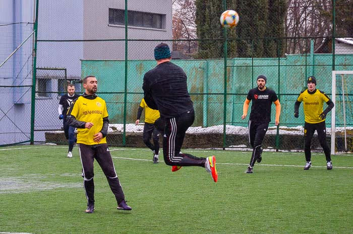 Group of people playing mini football Группа людей играющих в мини-футбол