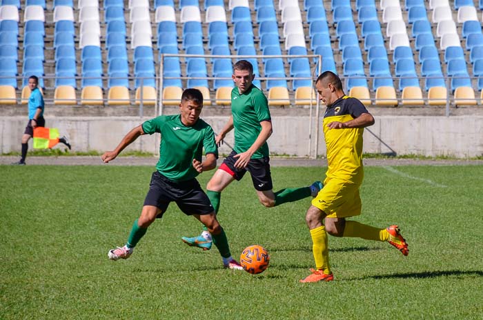 Group of people playing mini football Группа людей играющих в мини-футбол