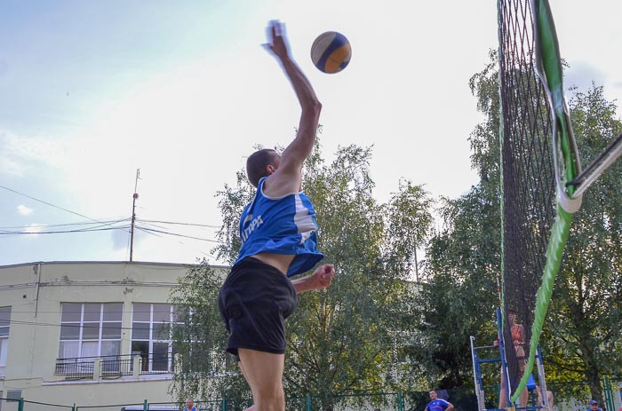 Group of people playing volleyball Группа людей играющих в волейбол