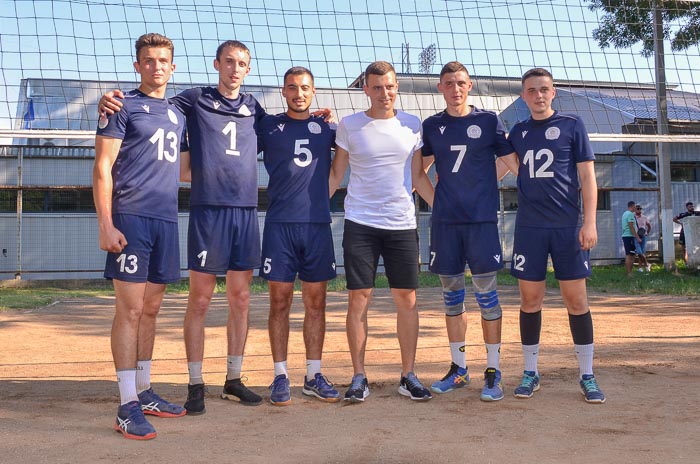 Group of people playing volleyball Группа людей играющих в волейбол