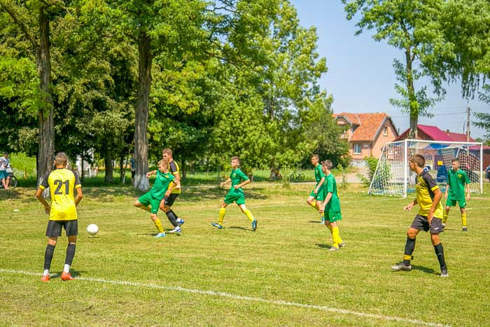 Group of people playing mini football Группа людей играющих в мини-футбол