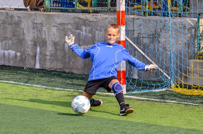 Group of people playing mini football Группа людей играющих в мини-футбол