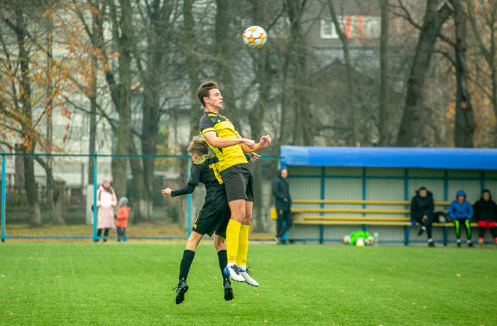 Group of people playing mini football Группа людей играющих в мини-футбол