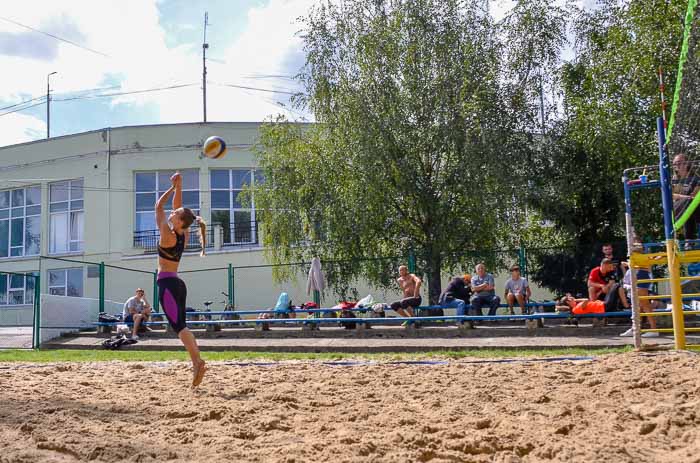 Group of people playing volleyball Группа людей играющих в волейбол