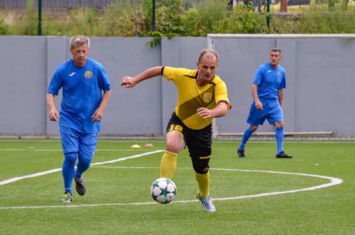 Group of people playing mini football Группа людей играющих в мини-футбол