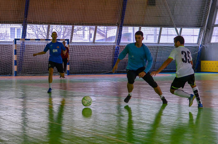 Group of people playing mini football Группа людей играющих в мини-футбол