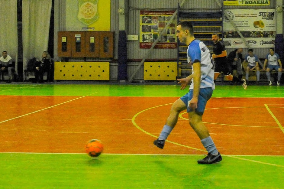 Group of people playing mini football Группа людей играющих в мини-футбол