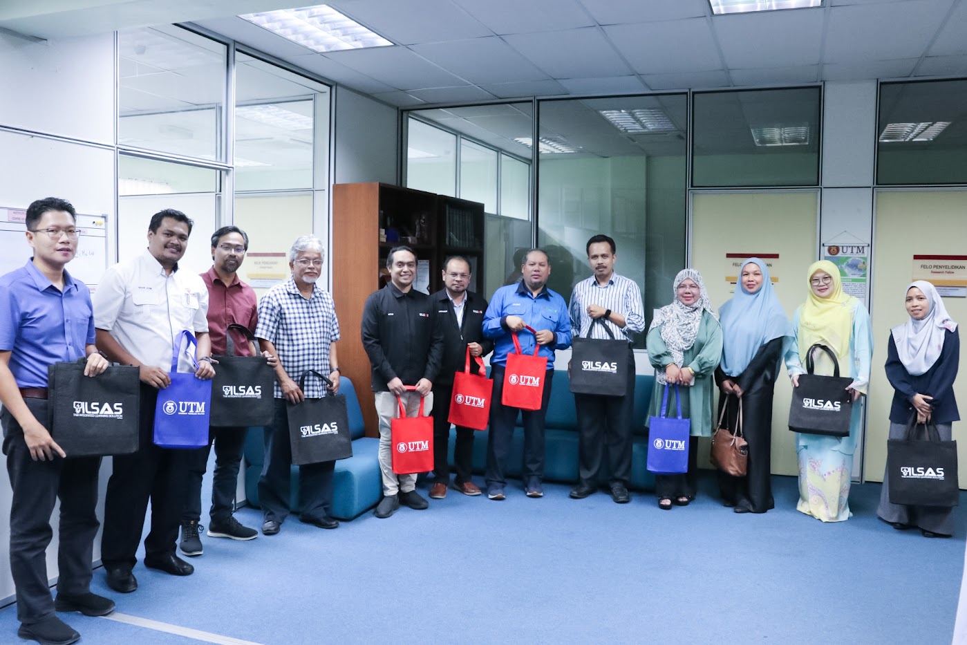 From left: Ts. Dr. Mohd Fadhzir (Senior Research Officer IFE UTM), Mr. Noor Azmi (Manager Business Development - TNB ILSAS), Dr. Tuan Amran Tuan Abdullah (Manager, Hydrogen & Fuel Cell Laboratory CHE UTM), Prof. Dr. Arshad Ahmad (Distinguished Research Fellow, CHE UTM), Mr. Hisyam (TNB-ILSAS), Ir. Wan Aminuddin (Training Manager TNB ILSAS), Ts. Dr. Mohd Zaliman (Head, Strategic Digital Innovation TNB ILSAS), Assoc. Prof. Ir. Dr. Md Pauzi Abdullah (IFE Director), Ms. Nor Ayuhan (Head, Strategic Management TNB ILSAS), Ir. Bibi Hazrina TNB ILSAS, Prof. Dr. Aishah A. Jalil (CHE Director) and Assoc. Prof. Ir. Ts. Dr. Dalila Mat Said (CEES Director).