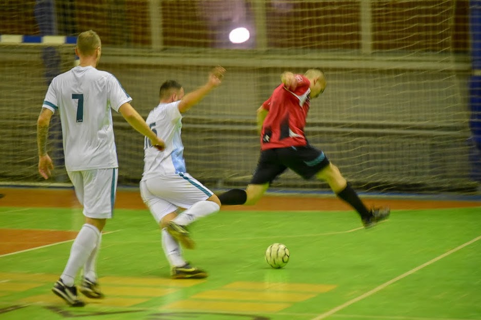 Group of people playing mini football Группа людей играющих в мини-футбол