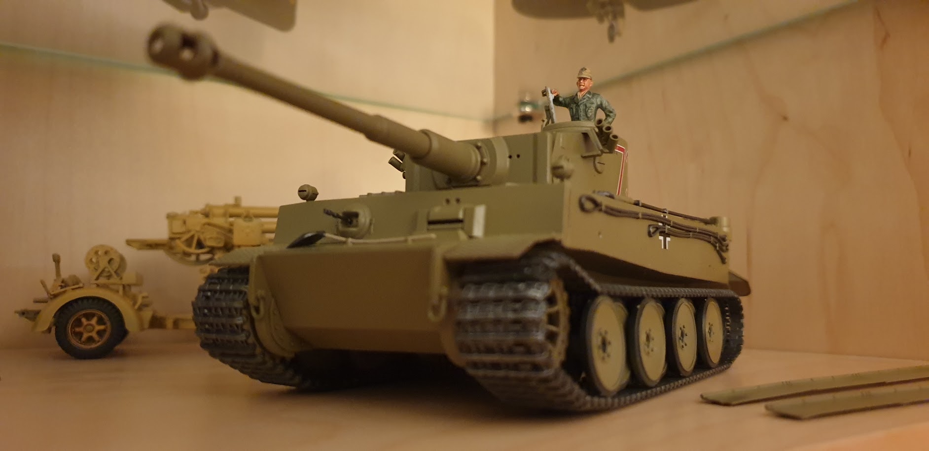 Tiger 1 Afrika Korps Tamiya 1:48 AMWts8AA9j8qwuVCZjXxuTr-BwlALgxQqRz9lD7Zr_Er_j5YE1P_knooF3_zBRRkmnGgGtnsz6njoGmLzkkxt2IJdBSu_qk2btOFm1qo_aJcyhpbyD9En-V6qzwELKpUzVQjUzlRcF5NHiKs2xgTBgMcofIZ=w1884-h916-s-no?authuser=0