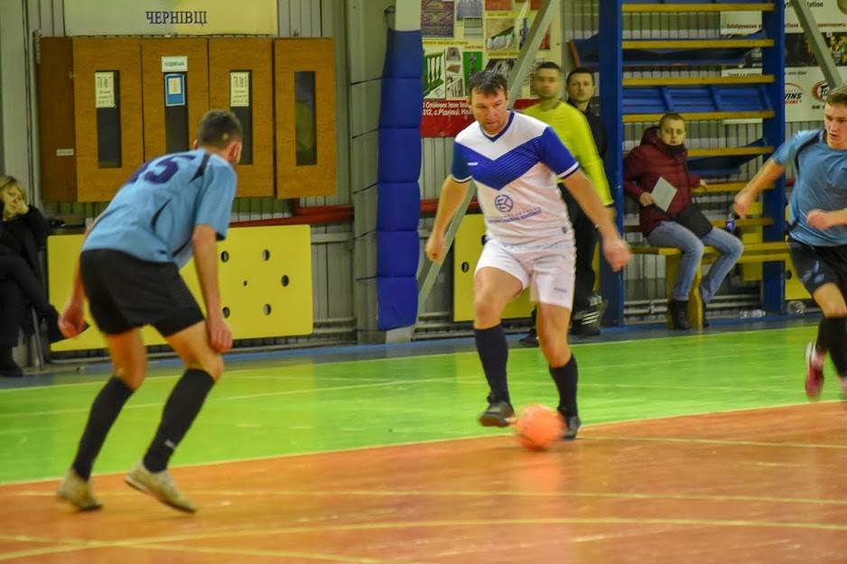 Group of people playing mini football Группа людей играющих в мини-футбол