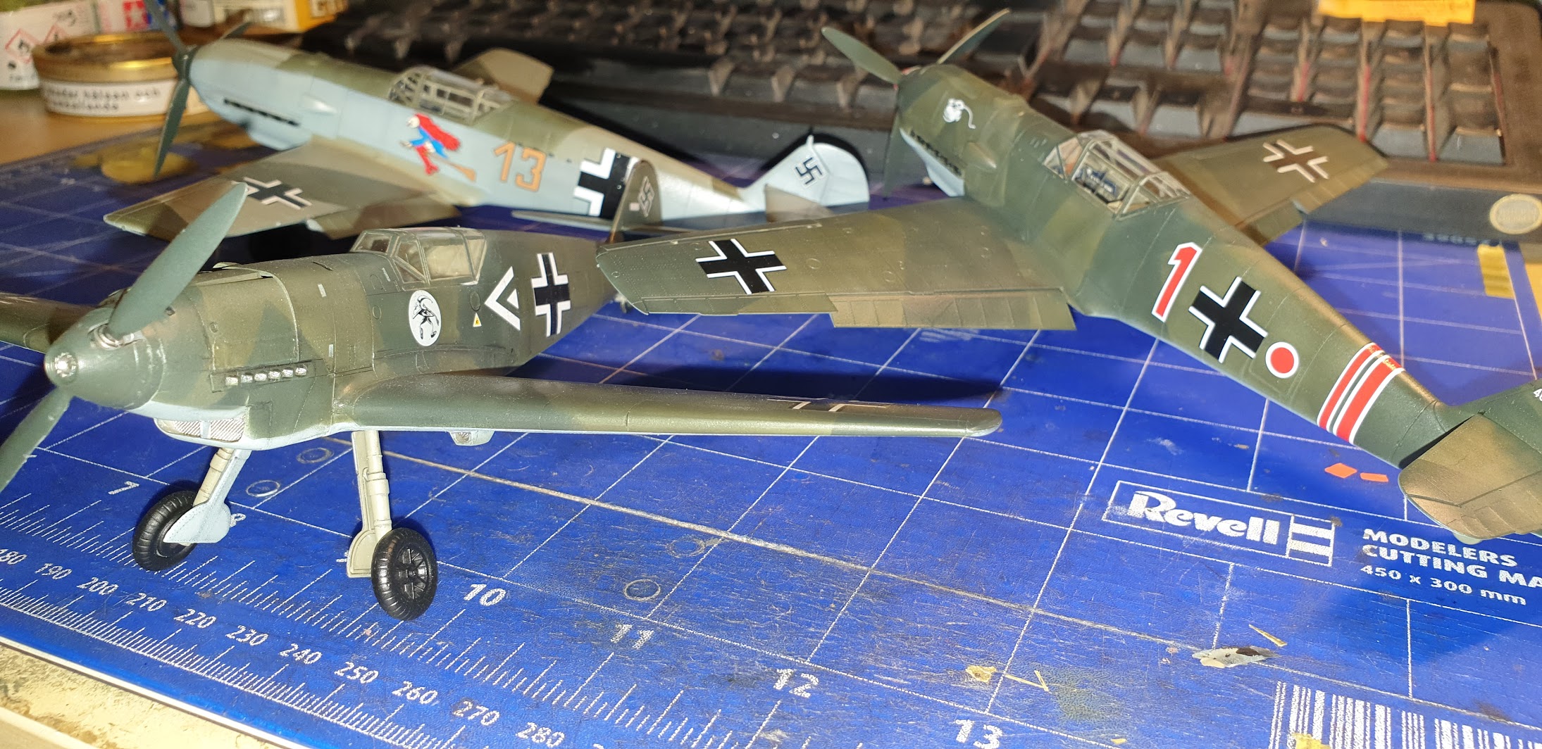 Messerschmitt Bf 109 E-1 Eduard 1:48/ Bf 109 D-1 Academy 1:48 - Sida 2 AMWts8AMAcb_OYm1VIYRzexSRW_c-F1fagrkNXmx_I4sdtSyOqT8MAnLgu6mF1yYgZcRVjZHxBEDu6N-DUNa-EOzmS-vMbNpSyUbBHD9DVLeKX5J3DqKCixImJX63PcY3Qmw_YMEr9VN5iv5SIqGK1q0s4qU=w2189-h1064-no?authuser=0