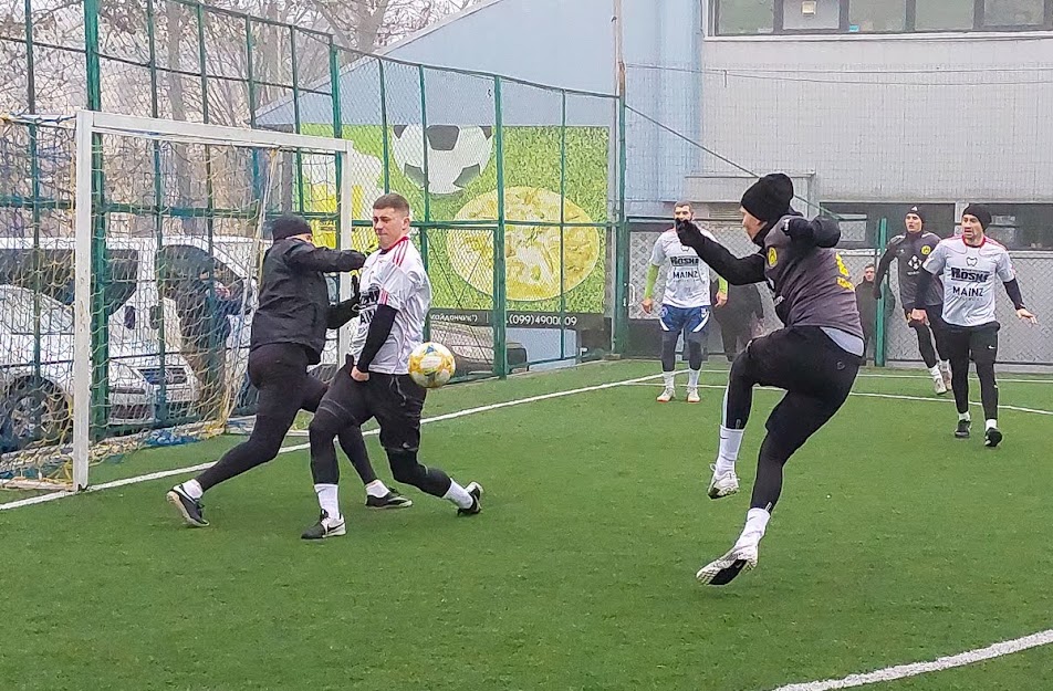 Group of people playing mini football Группа людей играющих в мини-футбол