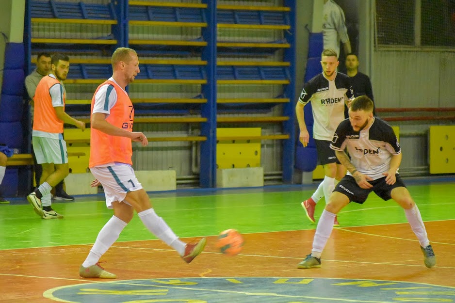 Group of people playing mini football Группа людей играющих в мини-футбол