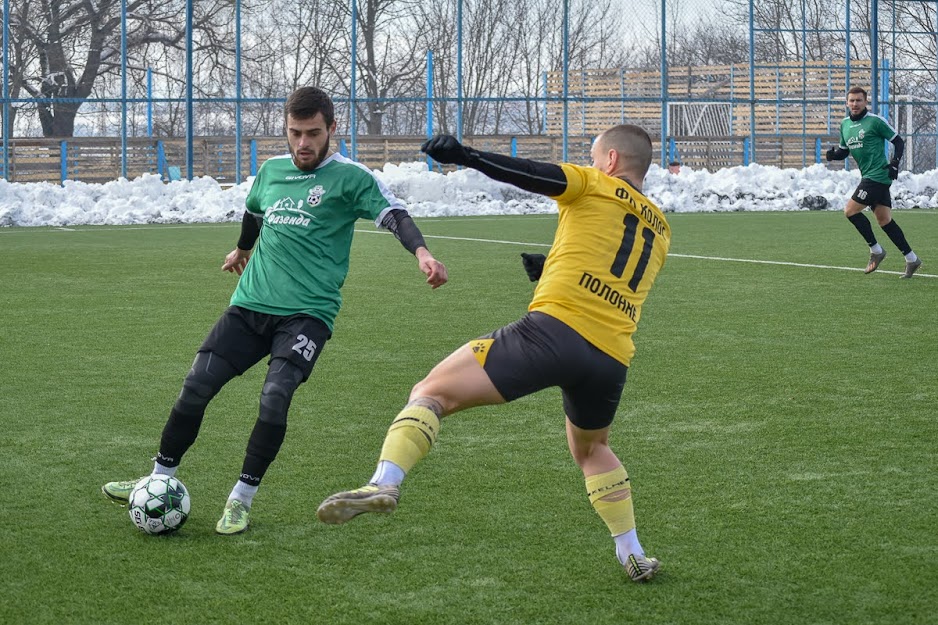 Group of people playing mini football Группа людей играющих в мини-футбол