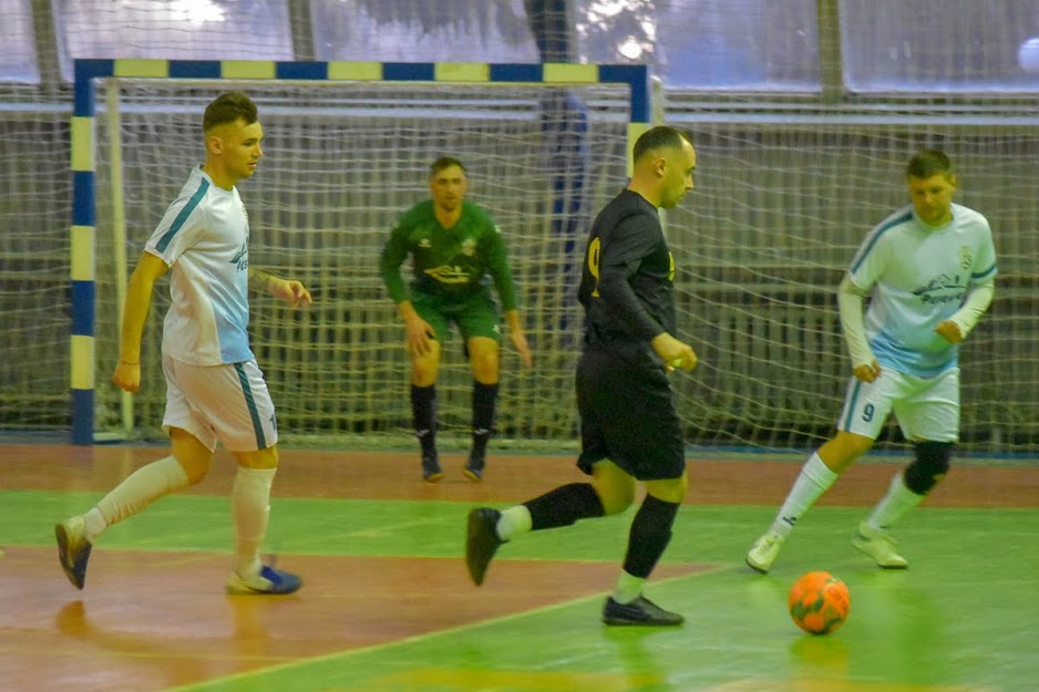 Group of people playing mini football Группа людей играющих в мини-футбол