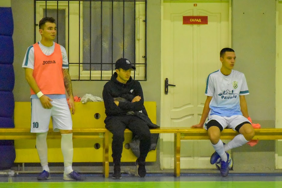 Group of people playing mini football Группа людей играющих в мини-футбол