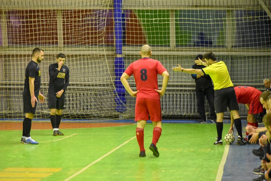 Group of people playing mini football Группа людей играющих в мини-футбол