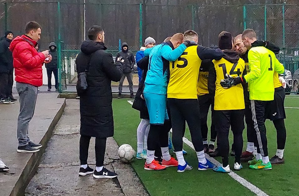 Group of people playing mini football Группа людей играющих в мини-футбол