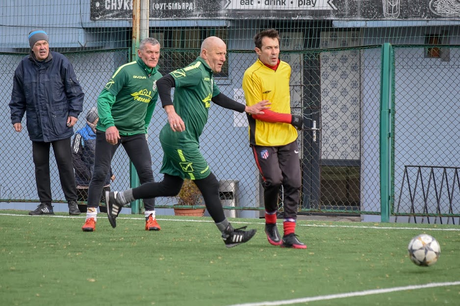 Group of people playing mini football Группа людей играющих в мини-футбол