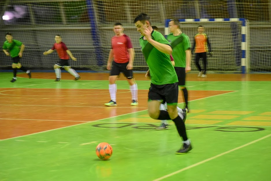 Group of people playing mini football Группа людей играющих в мини-футбол