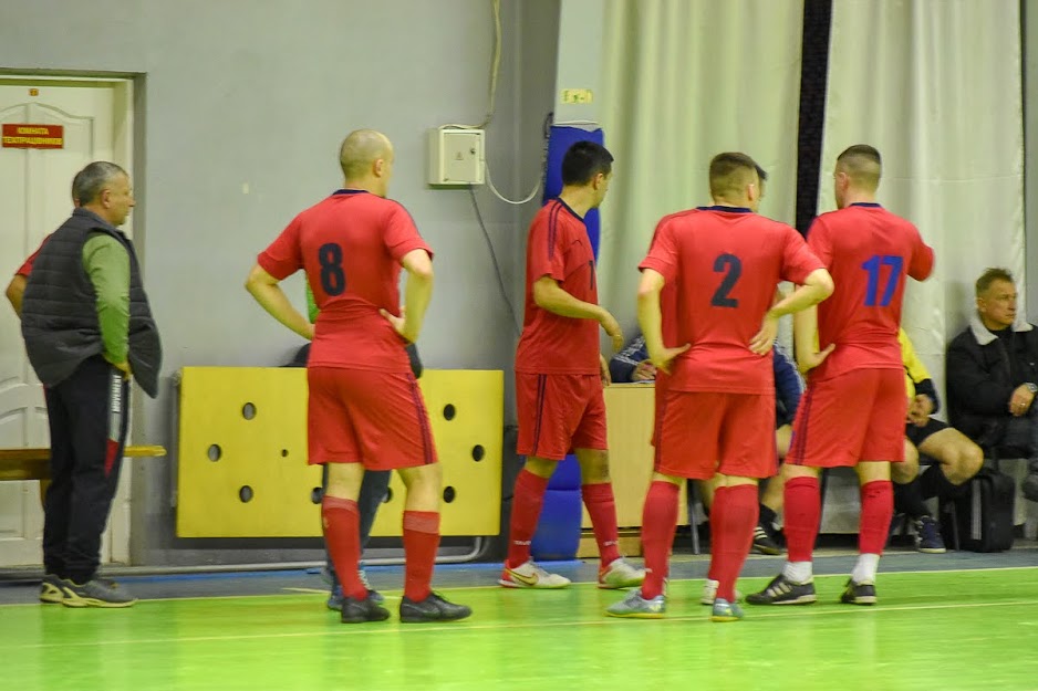 Group of people playing mini football Группа людей играющих в мини-футбол