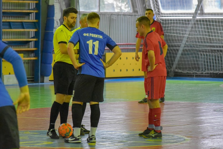 Group of people playing mini football Группа людей играющих в мини-футбол