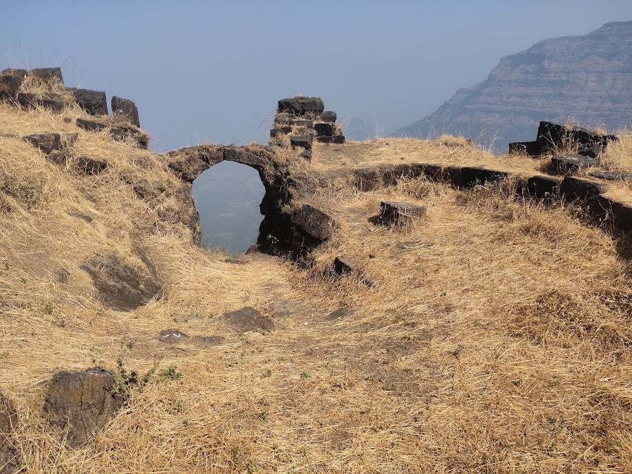 अधित्यकेवर असणारा मुख्य दरवाजा, की जो आता वापरात नाही. पाय-यांची वाट आता अस्तित्वात नाही. पुर्वी हीच मुख्य वाट होती बालेकिल्ल्यवर जाण्यासाठी