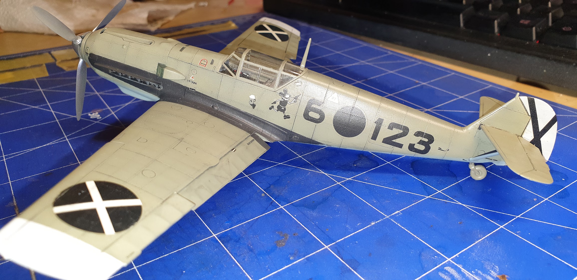 Messerschmitt Bf 109 E-1 Eduard 1:48/ Bf 109 D-1 Academy 1:48 - Sida 4 AMWts8ArmuMJr1s3sVaN6CwsvZDadB29HbiwIPUSGmCNzglkjNLcRcFmV1net4fgvrwuWKGLuRClGImtzbNQzmulH8Y902SKcrl8tPGow92u6pOeHZ-ESNiB1m4kIYbEeua74vI9GYvALC4WxOhoByNC2q_M=w2311-h1123-no?authuser=0