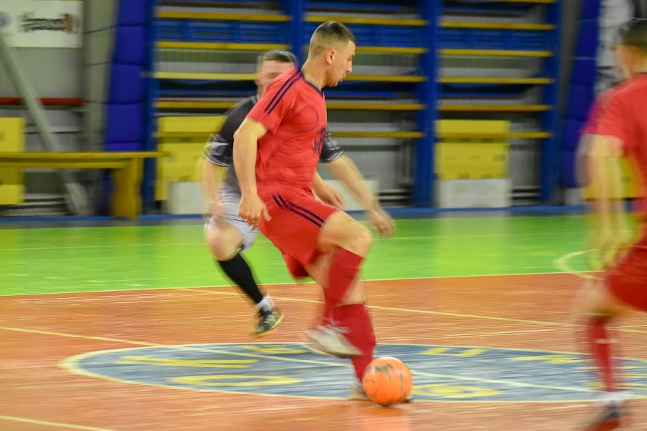 Group of people playing mini football Группа людей играющих в мини-футбол