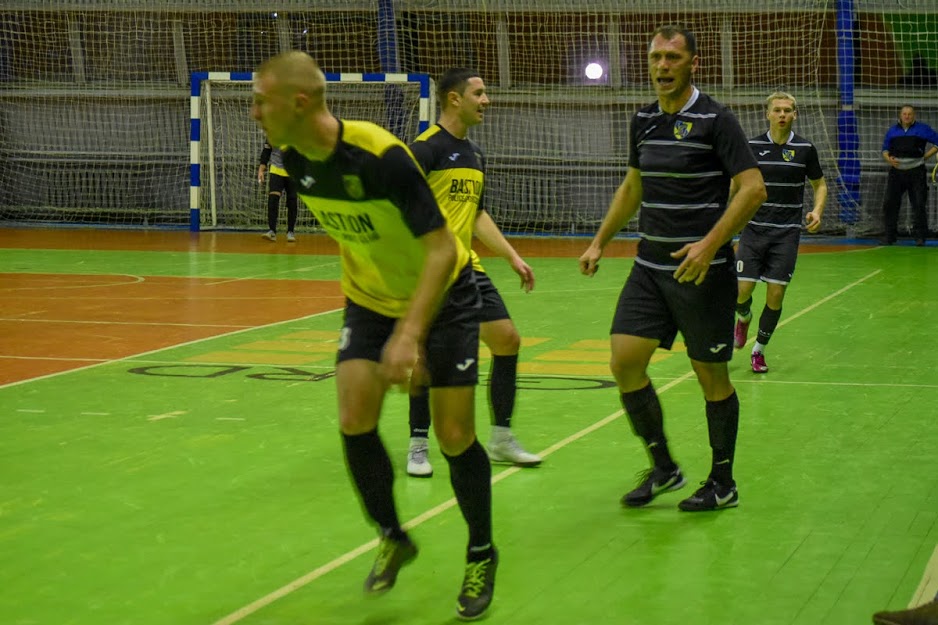 Group of people playing mini football Группа людей играющих в мини-футбол