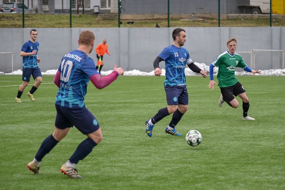 Group of people playing mini football Группа людей играющих в мини-футбол