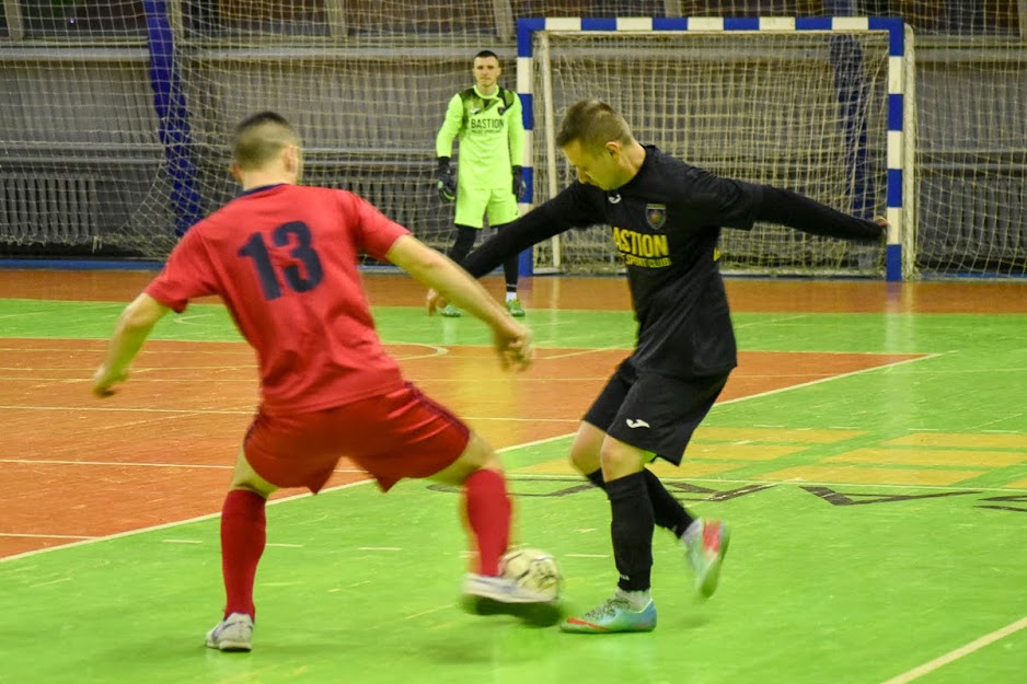 Group of people playing mini football Группа людей играющих в мини-футбол