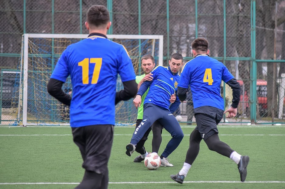 Group of people playing mini football Группа людей играющих в мини-футбол