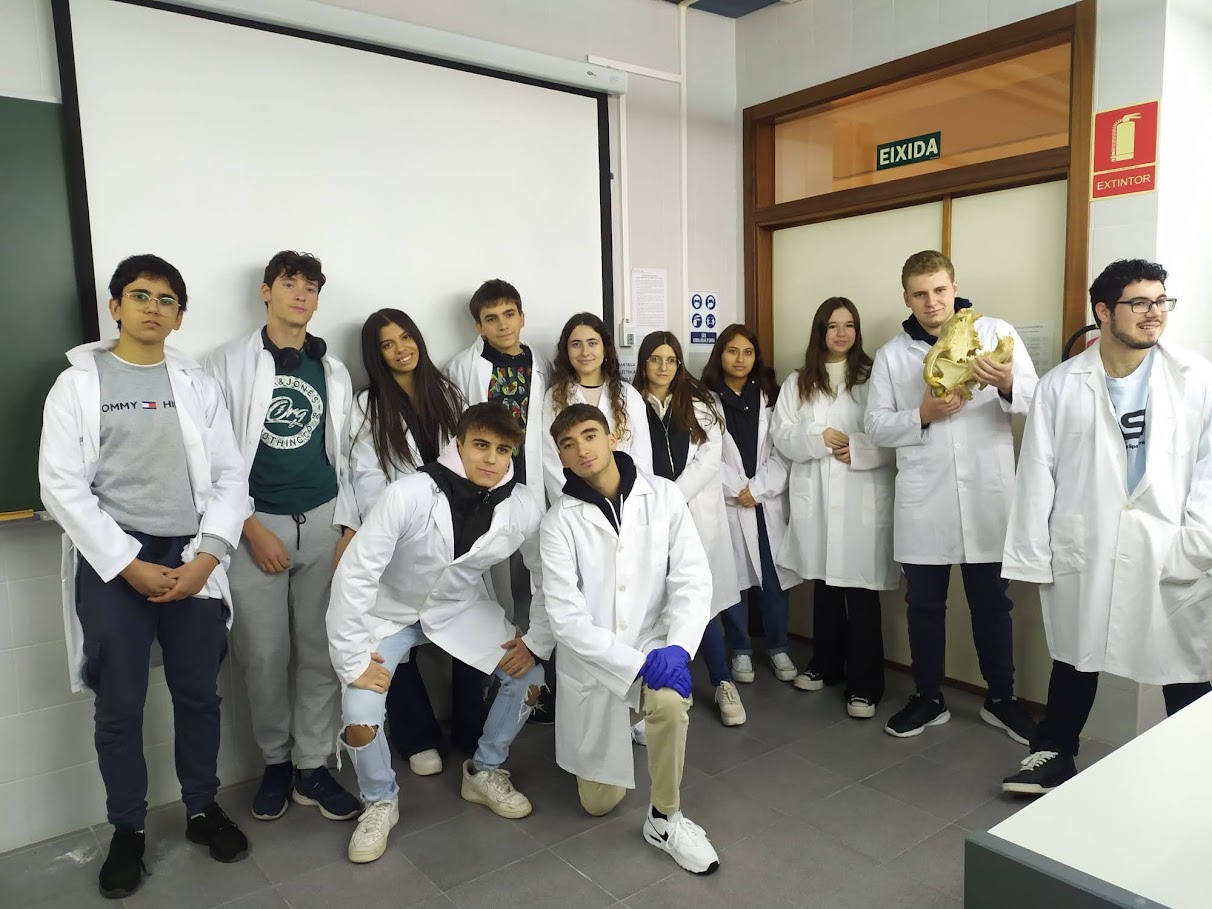 Alumnat de 2n Batxillerat al Laboratori de la Facultat de Biologia