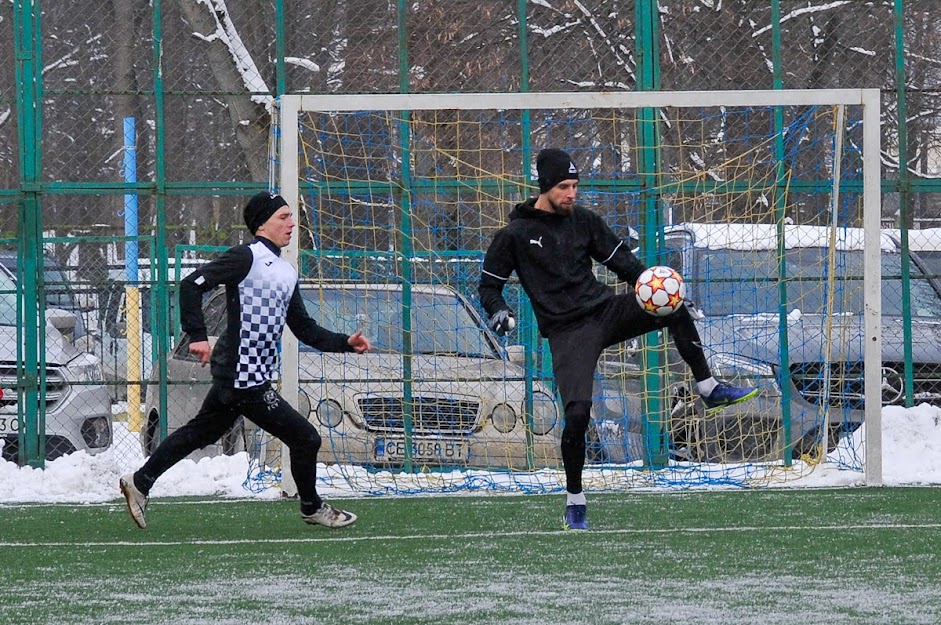 Group of people playing mini football Группа людей играющих в мини-футбол