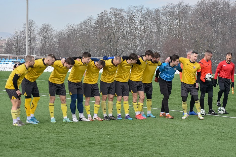 Group of people playing mini football Группа людей играющих в мини-футбол