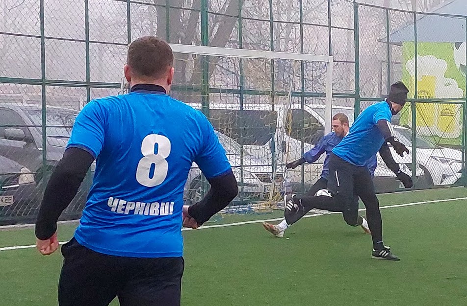 Group of people playing mini football Группа людей играющих в мини-футбол