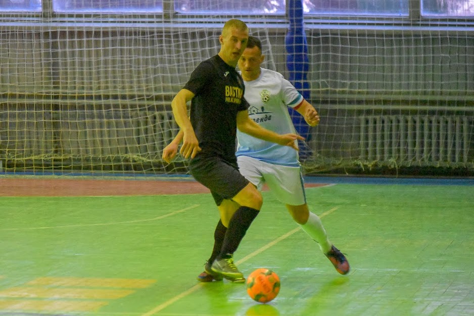 Group of people playing mini football Группа людей играющих в мини-футбол