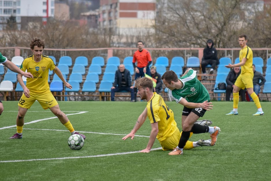 Group of people playing mini football Группа людей играющих в мини-футбол