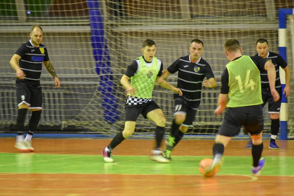 Group of people playing mini football Группа людей играющих в мини-футбол