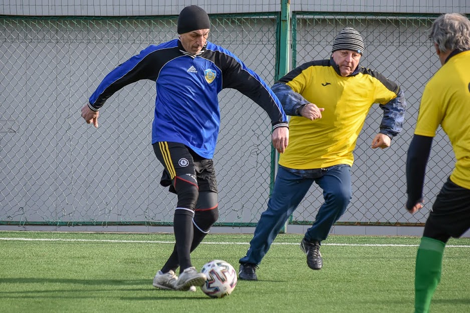 Group of people playing mini football Группа людей играющих в мини-футбол