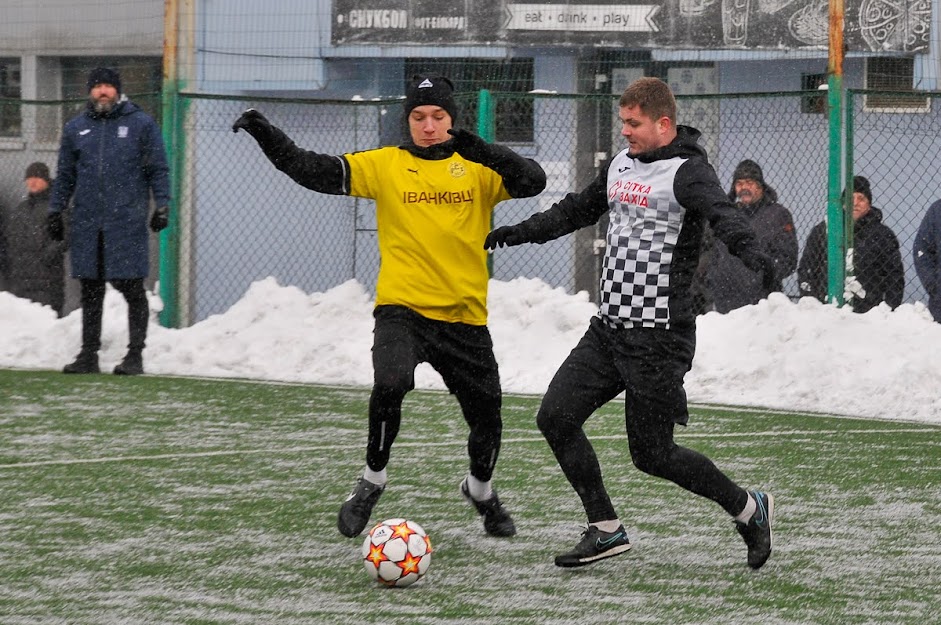 Group of people playing mini football Группа людей играющих в мини-футбол