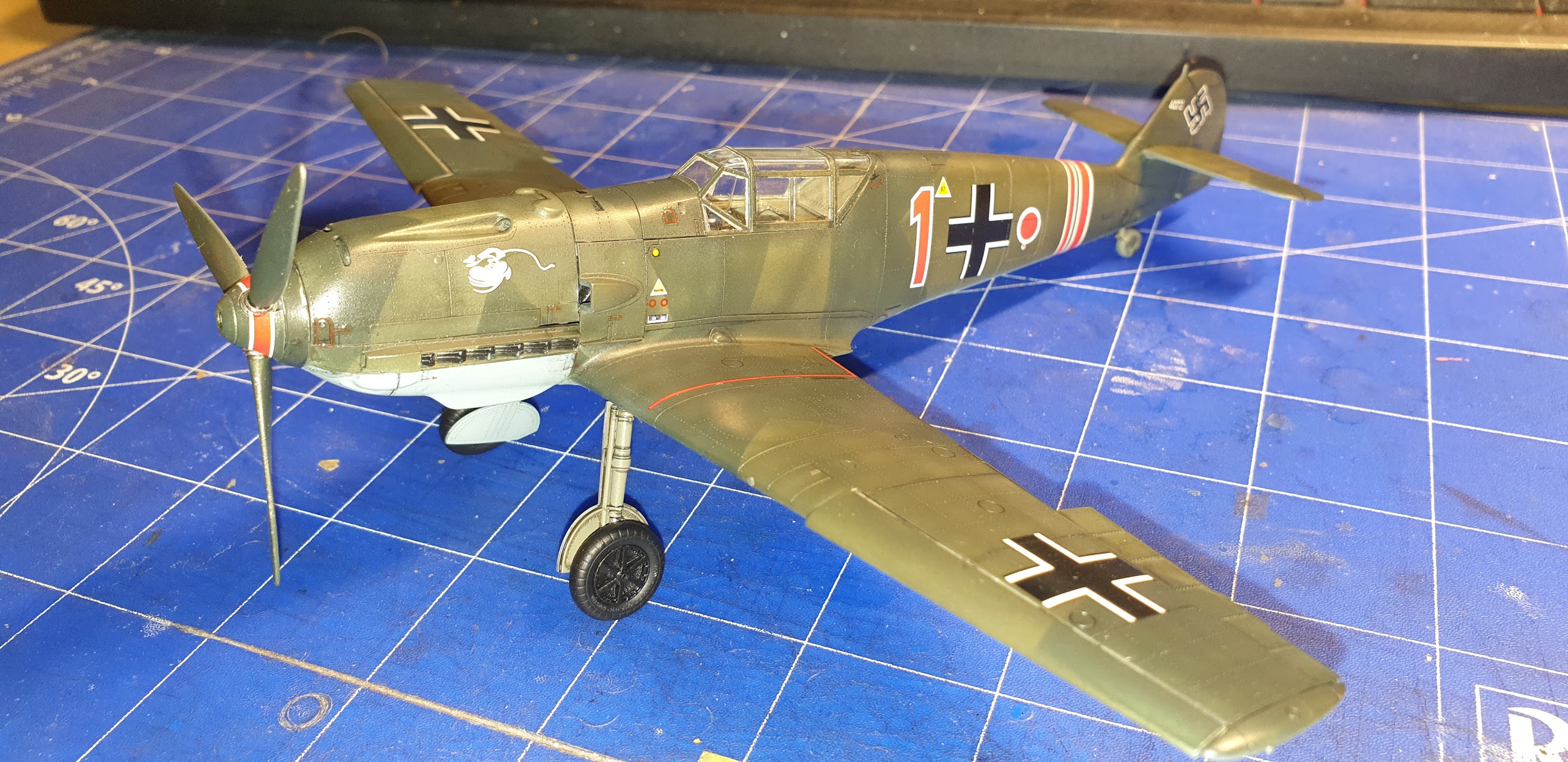 Messerschmitt Bf 109 E-1 Eduard 1:48/ Bf 109 D-1 Academy 1:48 - Sida 3 AMWts8BRi5npMMREZoXd7ZU5WaEg_CkQpREMgOABgg6cU5ywggfYyOA1ZG-ITeBy9stPVAqP_-NzI37E63AKbbFBnfsedGzLNRtywVIMxgMqklLiWm-uKrFGRL8A6_PmxTBQs2Ax3PMi0M9xfoV5Z-7TFXFM=w2564-h1246-no?authuser=0